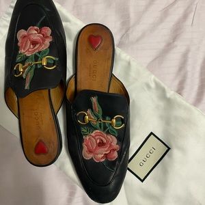 GUCCI Princeton embroided flower leather mule